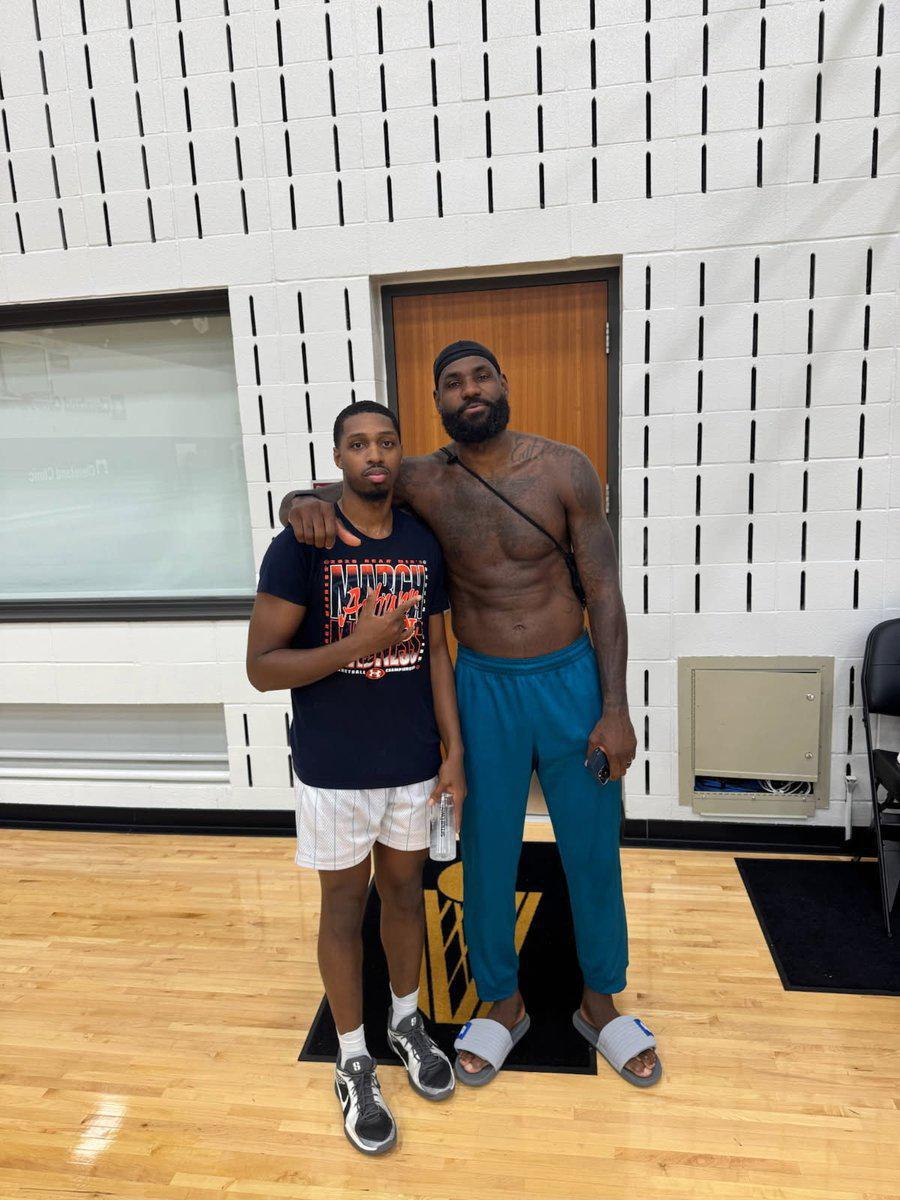 詹姆斯撇清加盟骑士谣言：每年都回克利夫兰训练，造谣的人太无聊