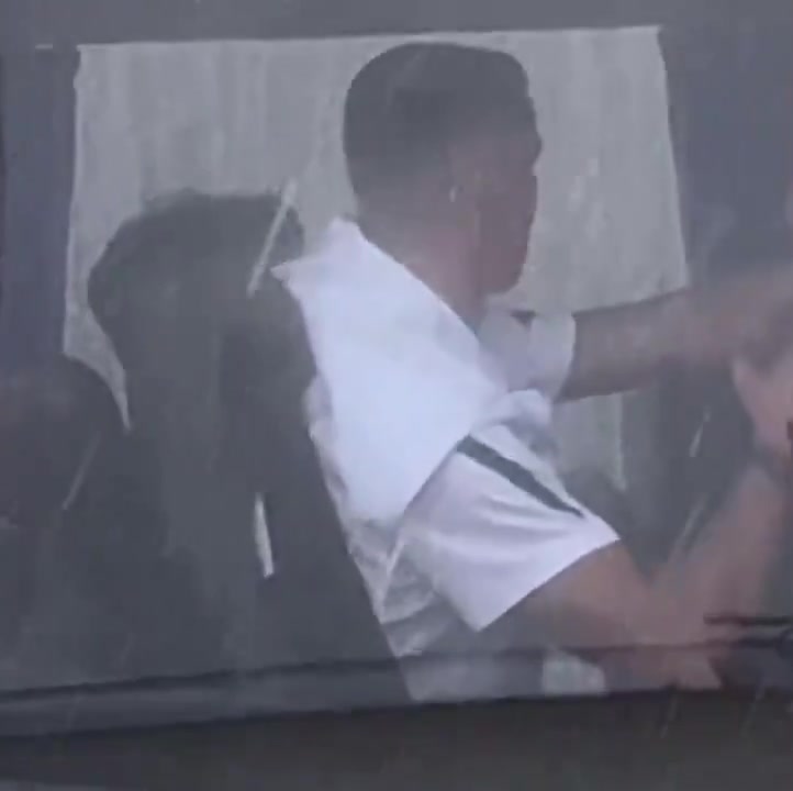 百家乐-利雅得胜利一行抵达中国香港备战沙超杯，C罗被拍到乘上大巴车